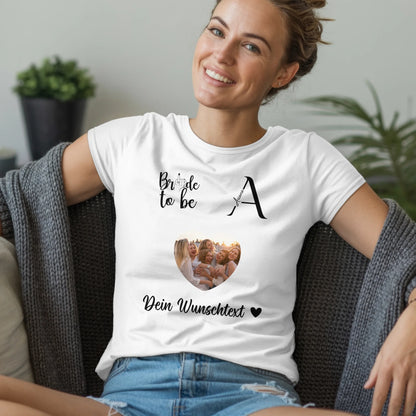 B.03.Damen-T-Shirt-Mockup-Basic-Wohnzimmer-Wolljacke---1