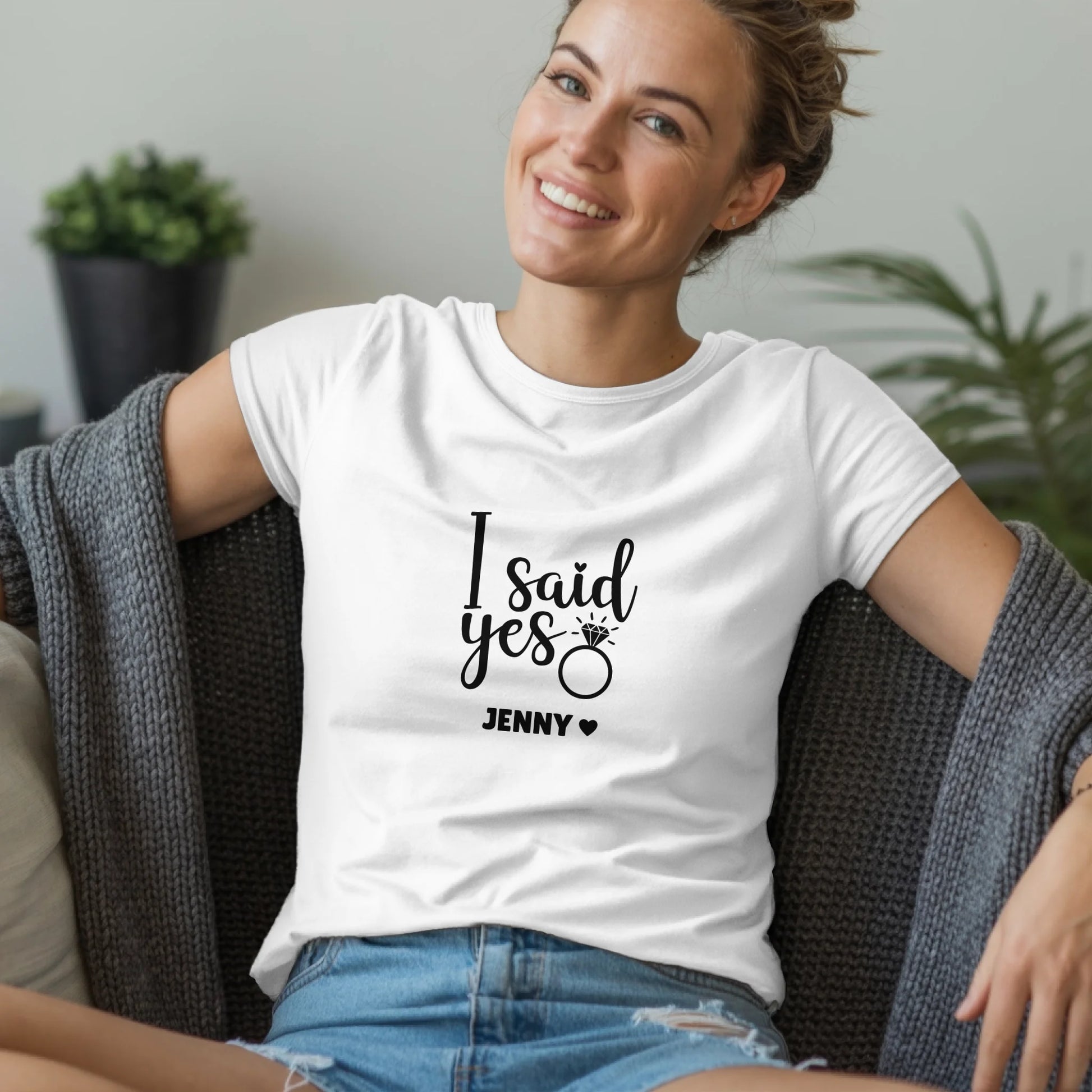 B.03.Damen-T-Shirt-Mockup-Basic-Wohnzimmer-Wolljacke---1