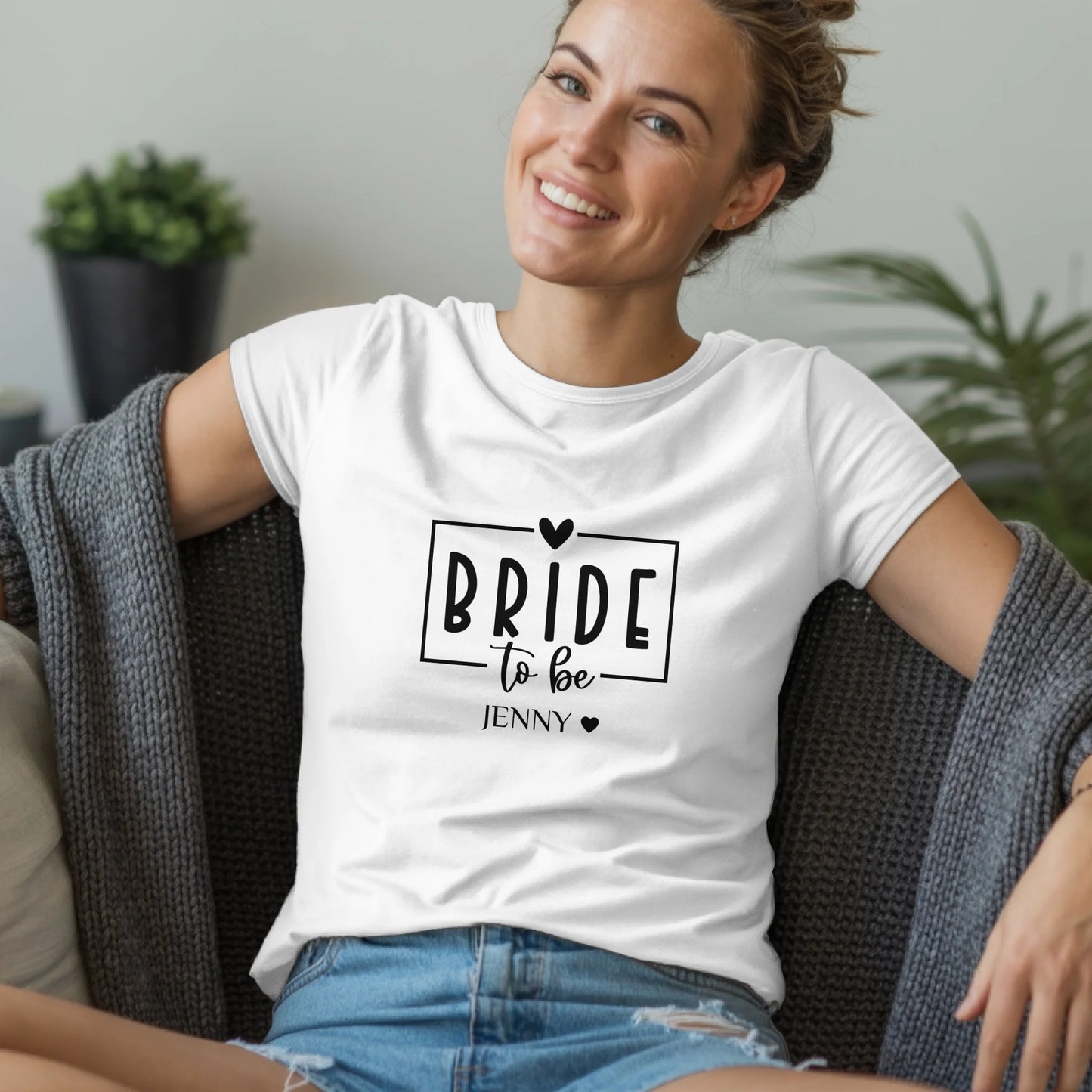 B.03.Damen-T-Shirt-Mockup-Basic-Wohnzimmer-Wolljacke---1