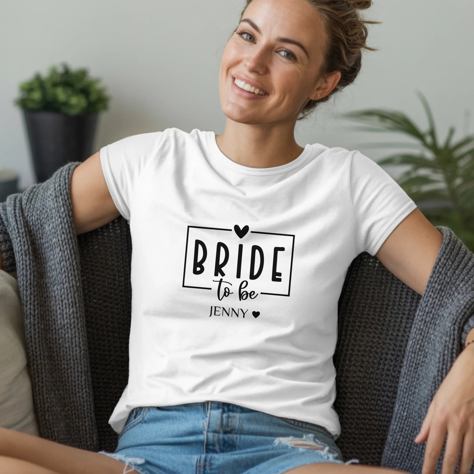 B.03.Damen-T-Shirt-Mockup-Basic-Wohnzimmer-Wolljacke---1