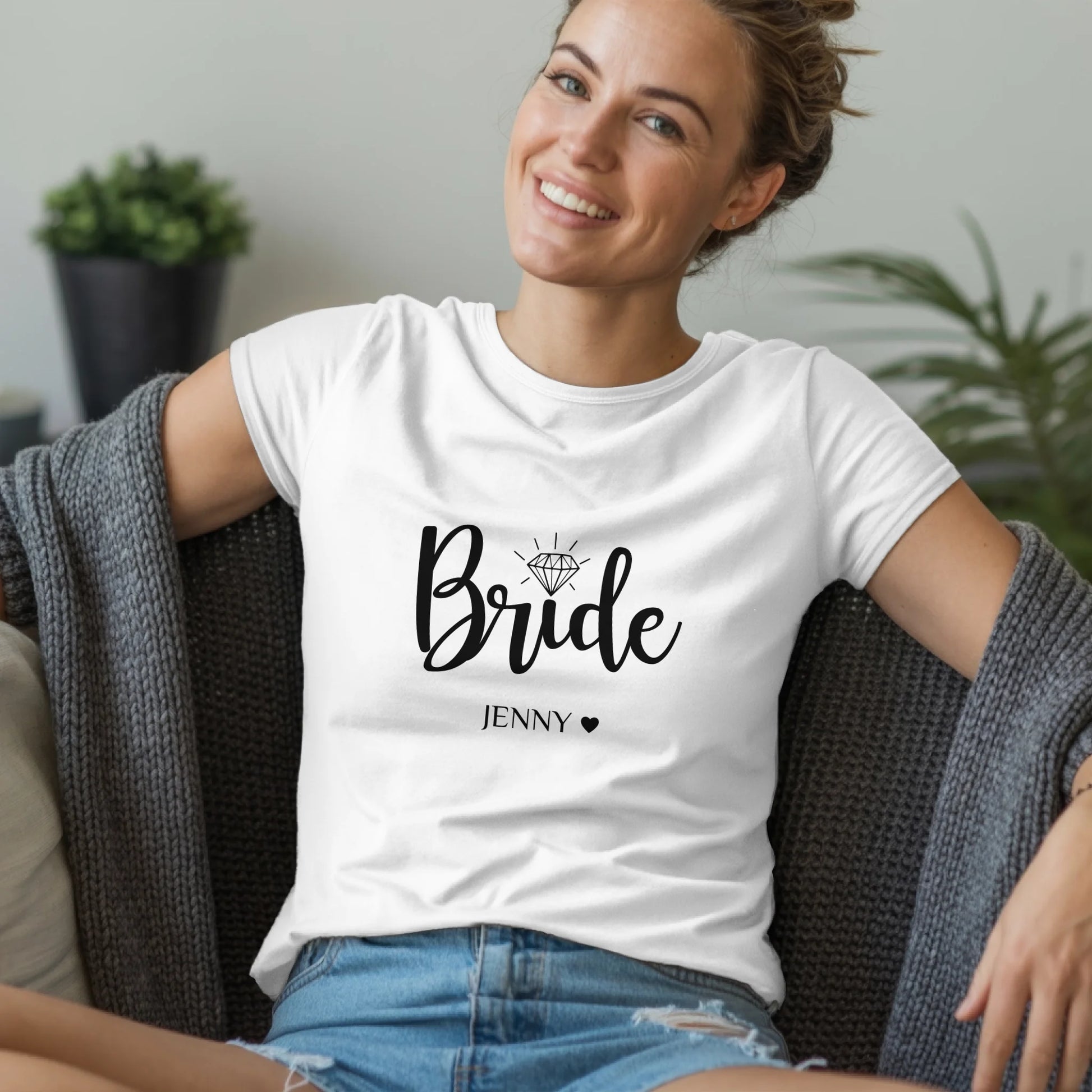 B.03.Damen-T-Shirt-Mockup-Basic-Wohnzimmer-Wolljacke---1