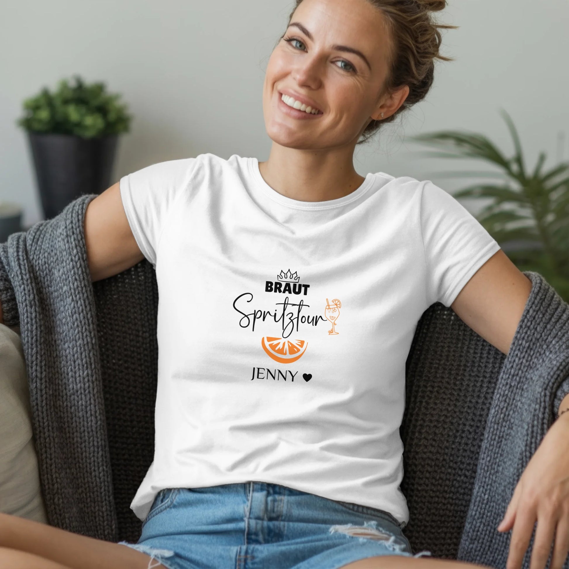 B.03.Damen-T-Shirt-Mockup-Basic-Wohnzimmer-Wolljacke---1