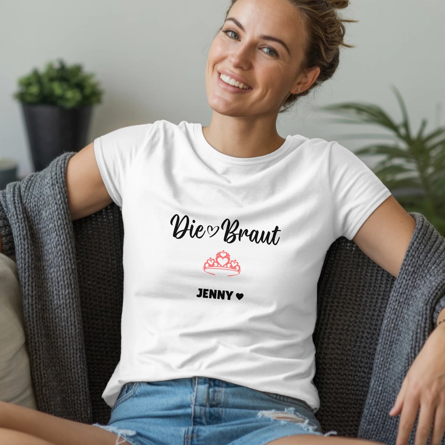 B.03.Damen-T-Shirt-Mockup-Basic-Wohnzimmer-Wolljacke---1