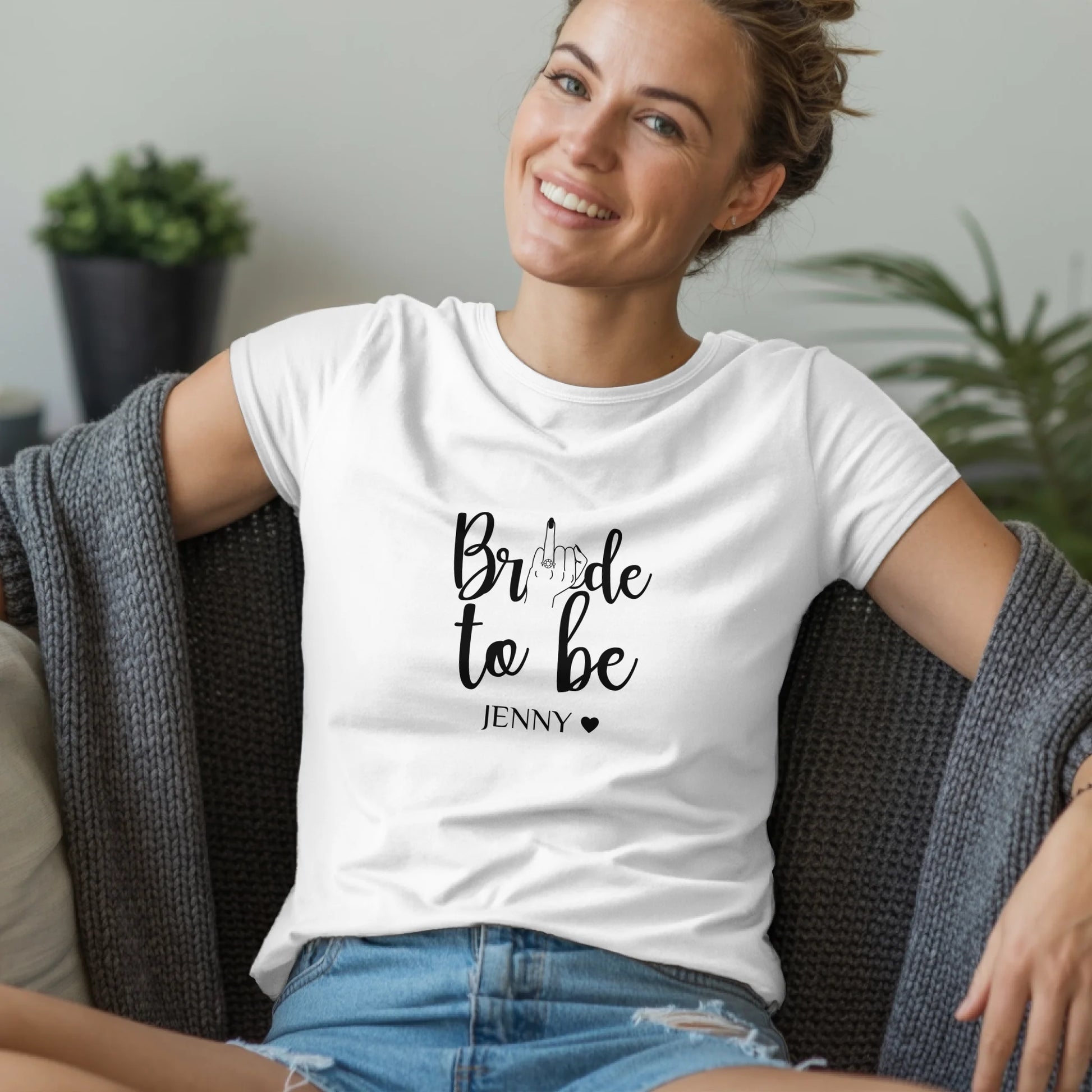 B.03.Damen-T-Shirt-Mockup-Basic-Wohnzimmer-Wolljacke---1