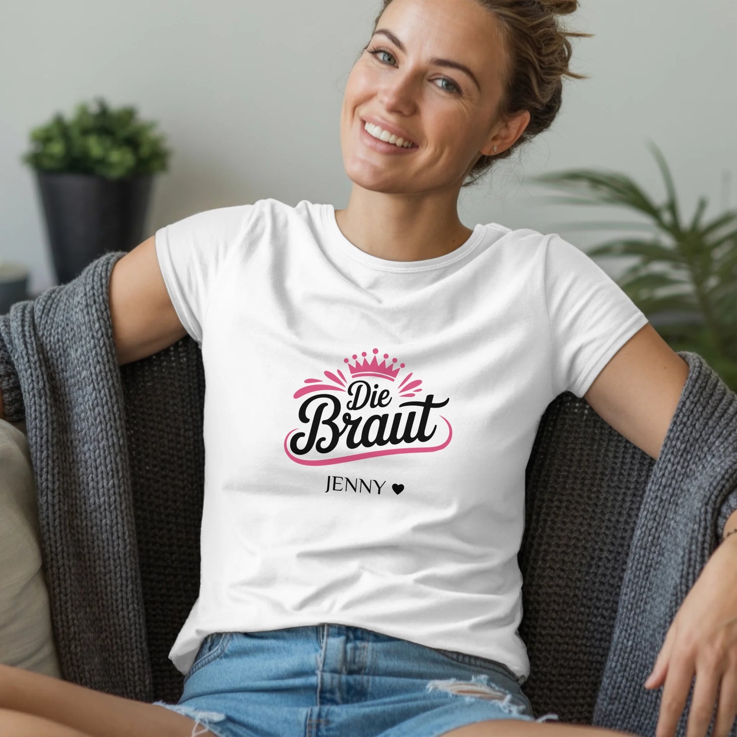 B.03.Damen-T-Shirt-Mockup-Basic-Wohnzimmer-Wolljacke---1