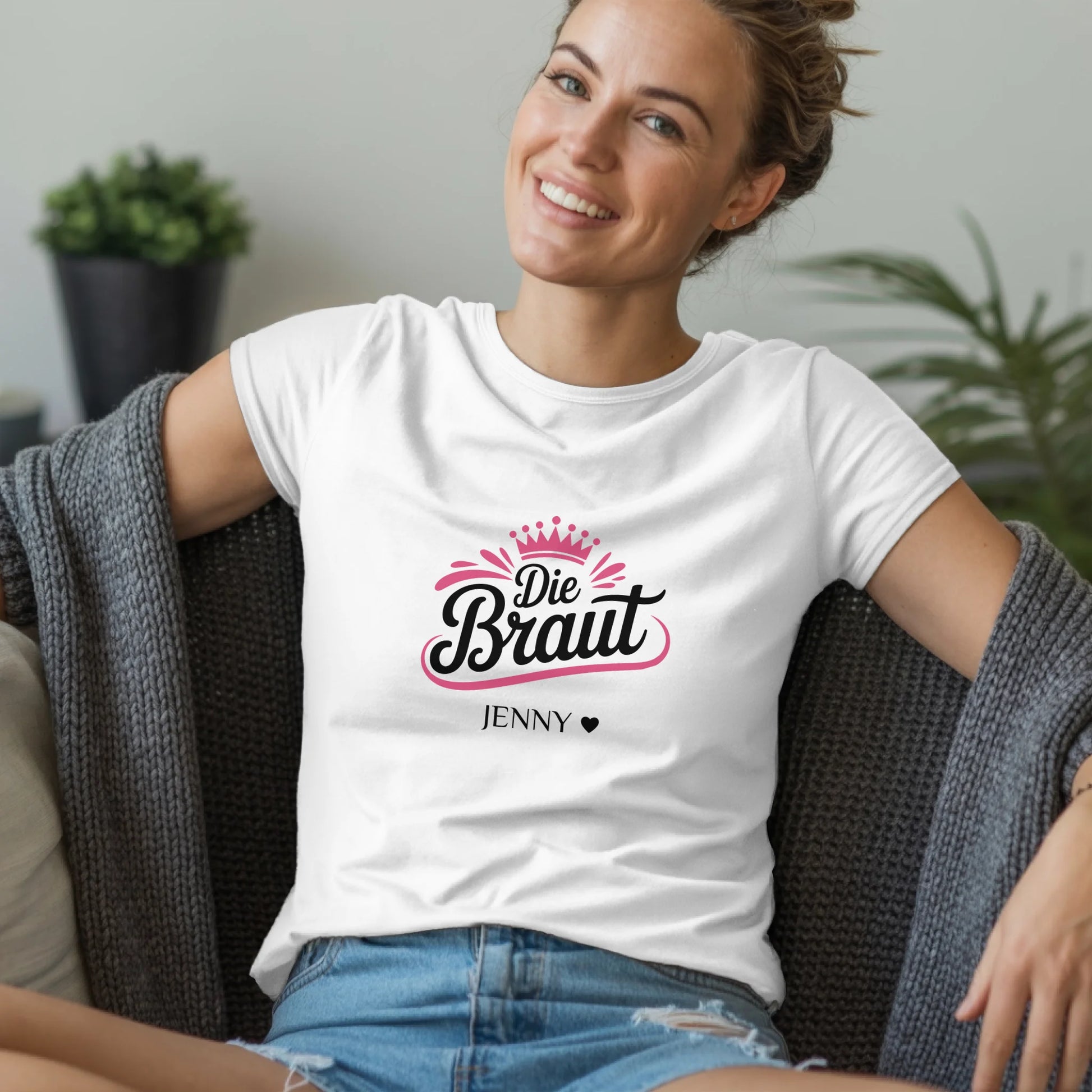 B.03.Damen-T-Shirt-Mockup-Basic-Wohnzimmer-Wolljacke---1