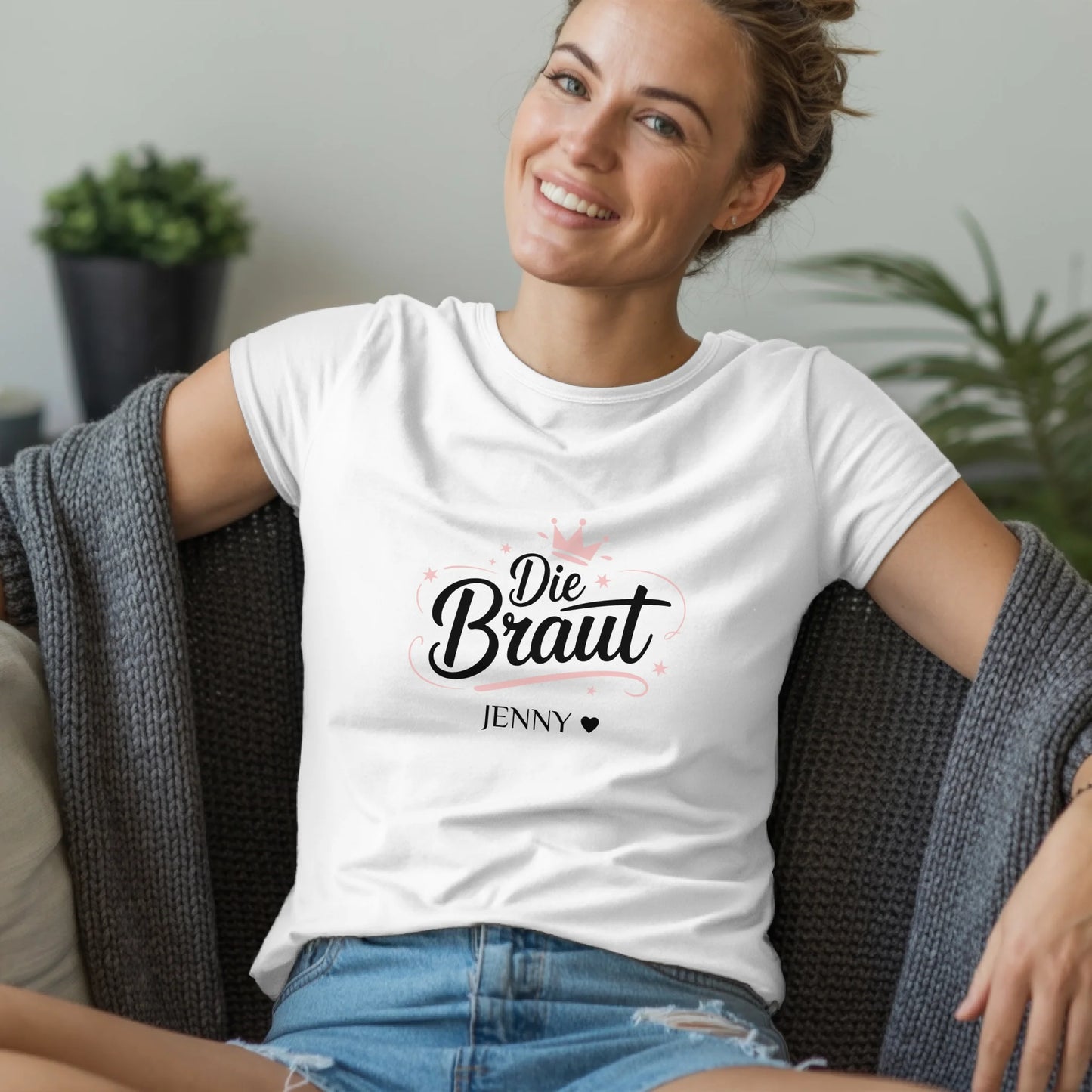 B.03.Damen-T-Shirt-Mockup-Basic-Wohnzimmer-Wolljacke---1