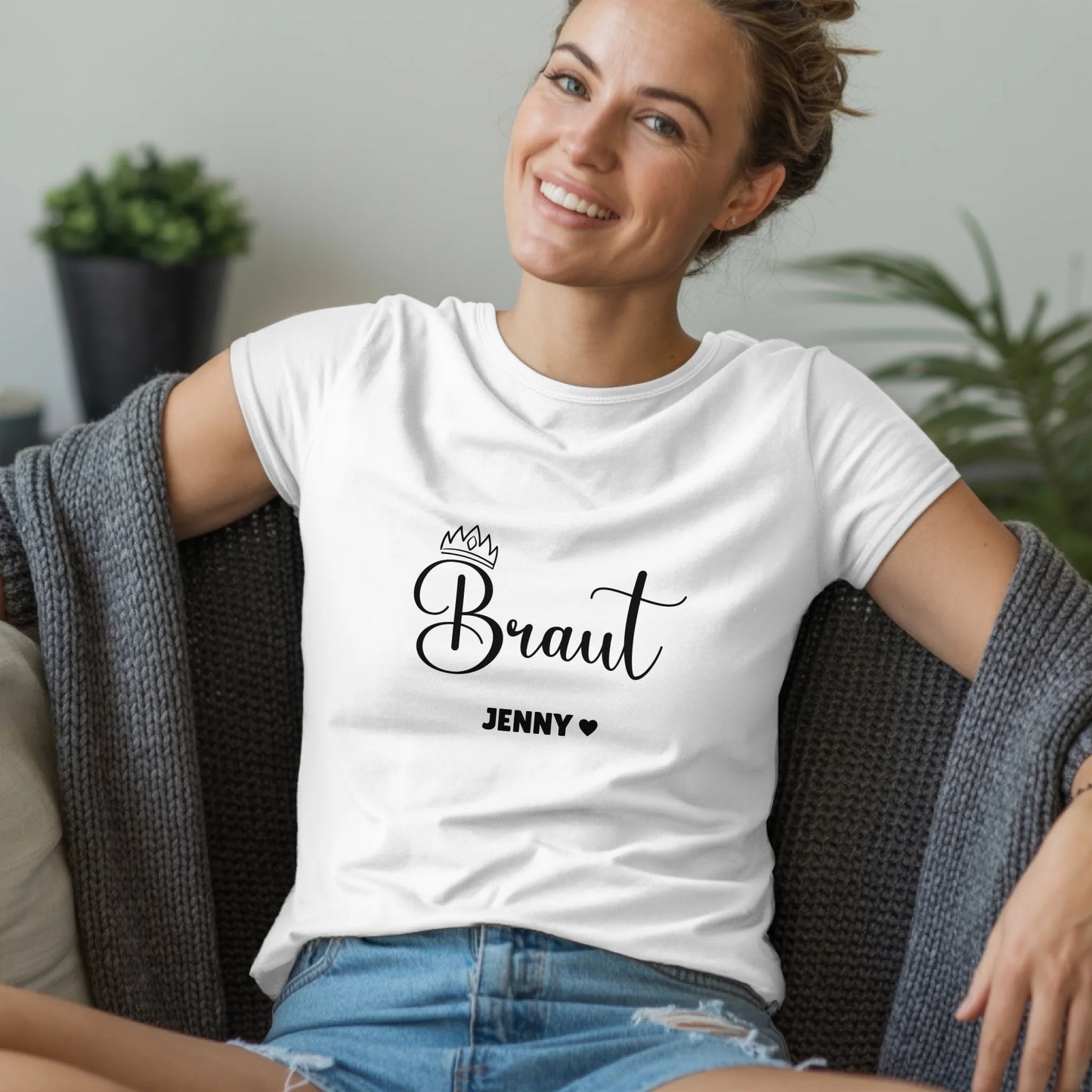 B.03.Damen-T-Shirt-Mockup-Basic-Wohnzimmer-Wolljacke---1