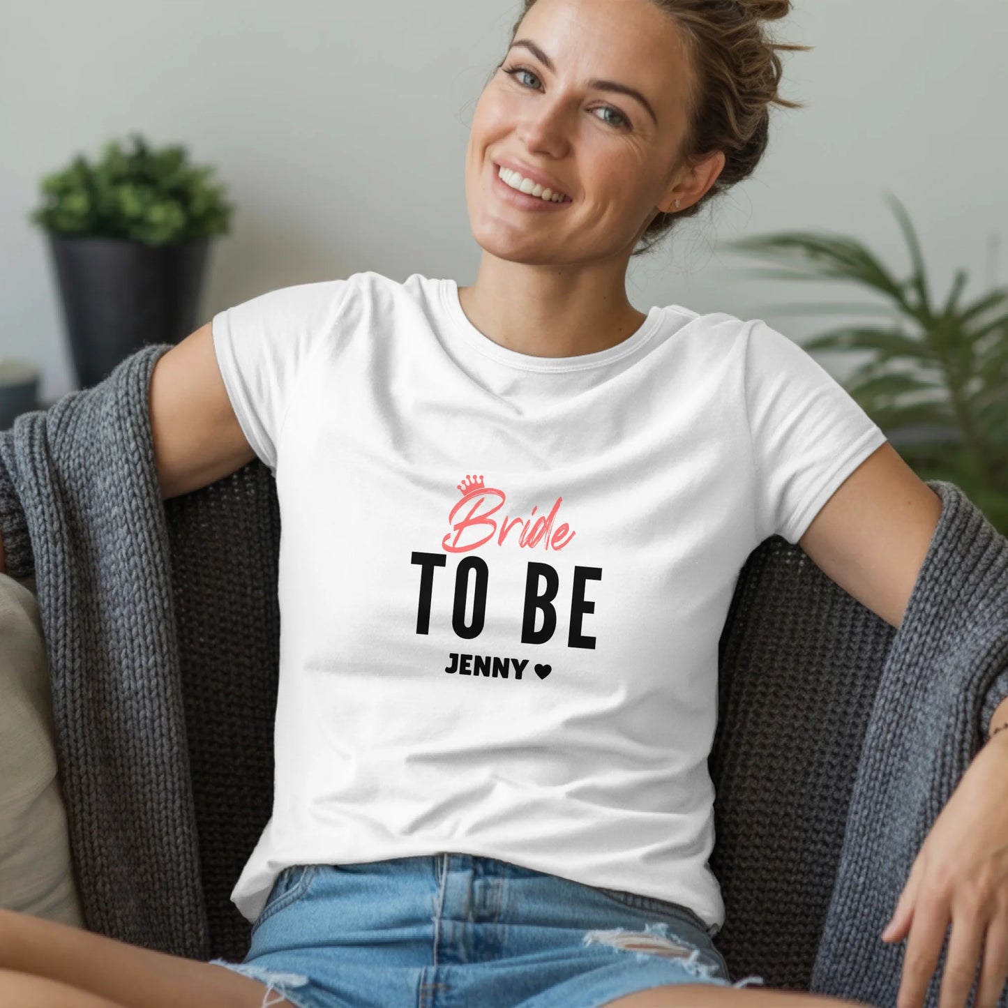 B.03.Damen-T-Shirt-Mockup-Basic-Wohnzimmer-Wolljacke---1