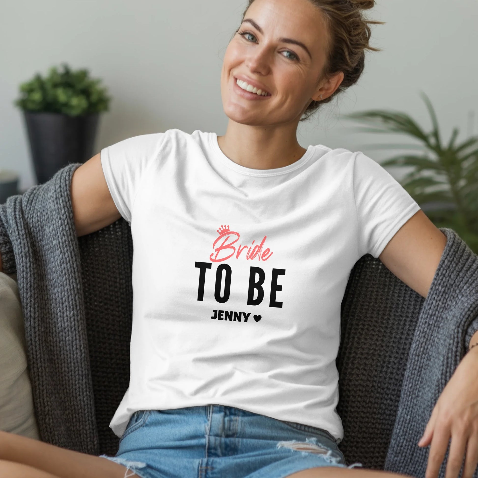 B.03.Damen-T-Shirt-Mockup-Basic-Wohnzimmer-Wolljacke---1