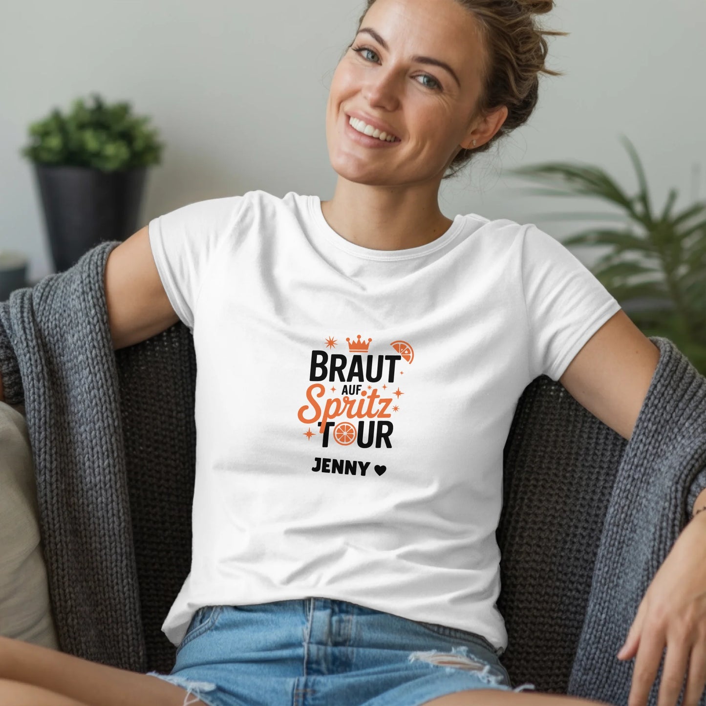 B.03.Damen-T-Shirt-Mockup-Basic-Wohnzimmer-Wolljacke---1