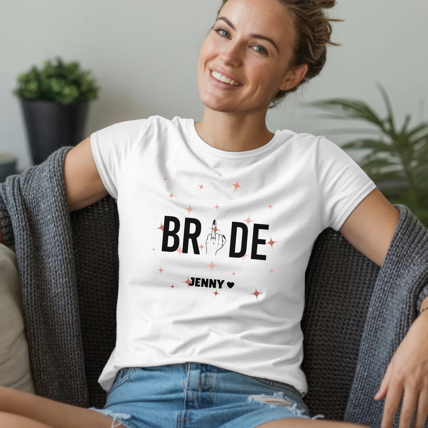 B.03.Damen-T-Shirt-Mockup-Basic-Wohnzimmer-Wolljacke---1