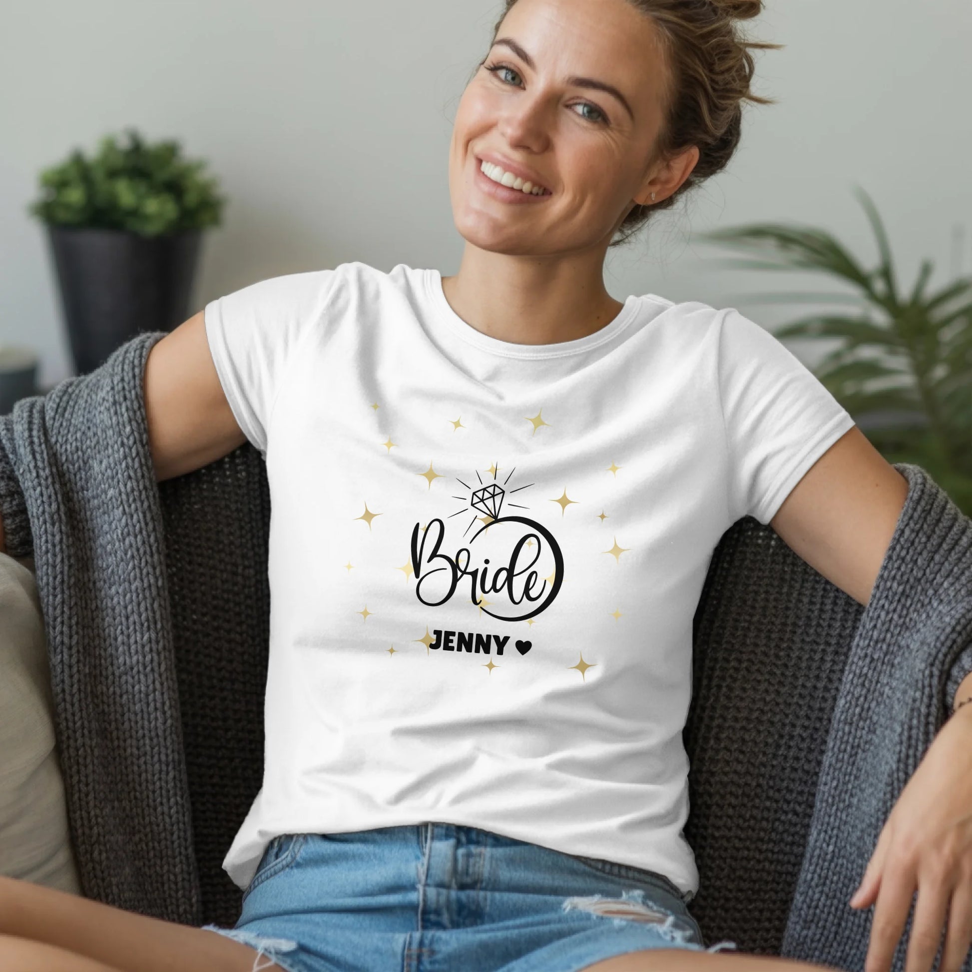 B.03.Damen-T-Shirt-Mockup-Basic-Wohnzimmer-Wolljacke---1