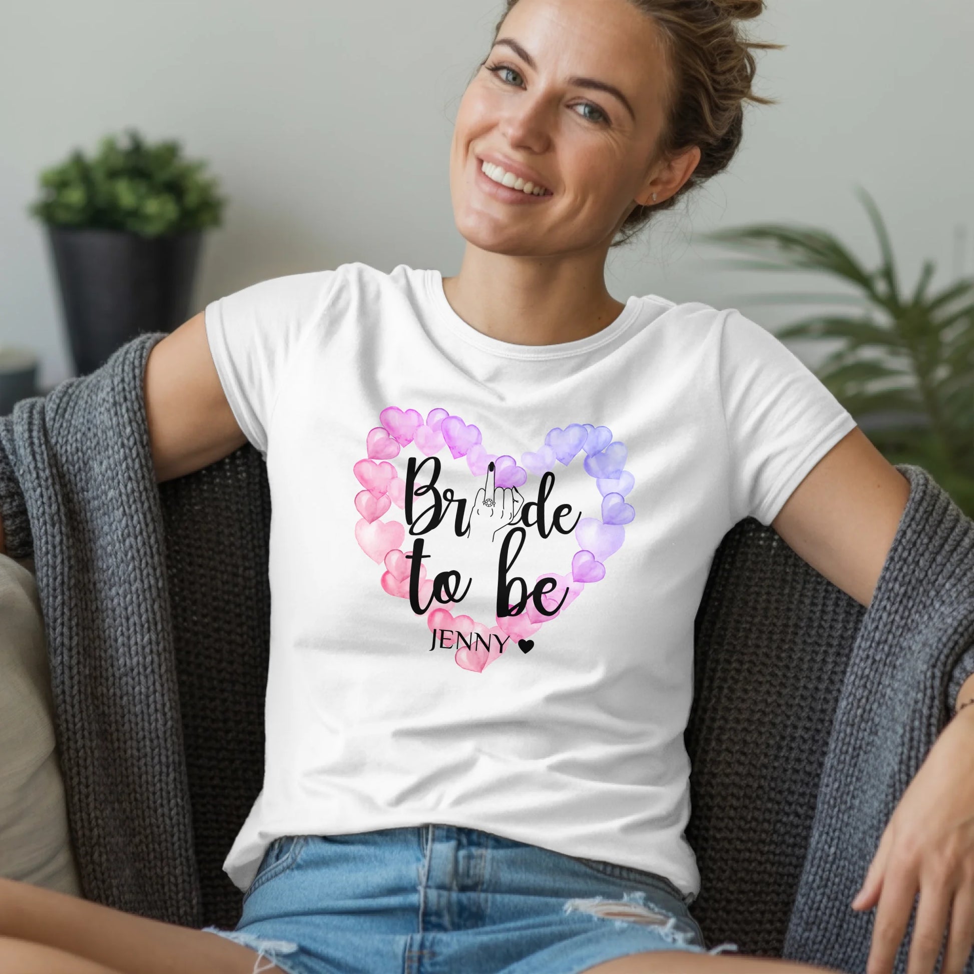 B.03.Damen-T-Shirt-Mockup-Basic-Wohnzimmer-Wolljacke---1