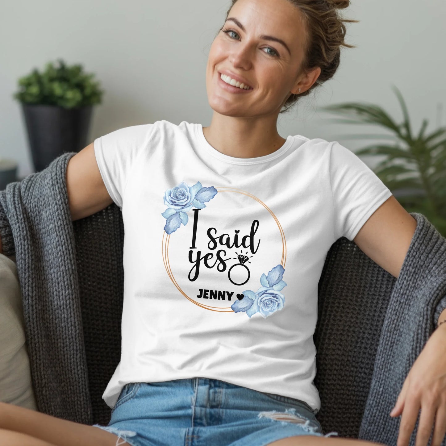 B.03.Damen-T-Shirt-Mockup-Basic-Wohnzimmer-Wolljacke---1