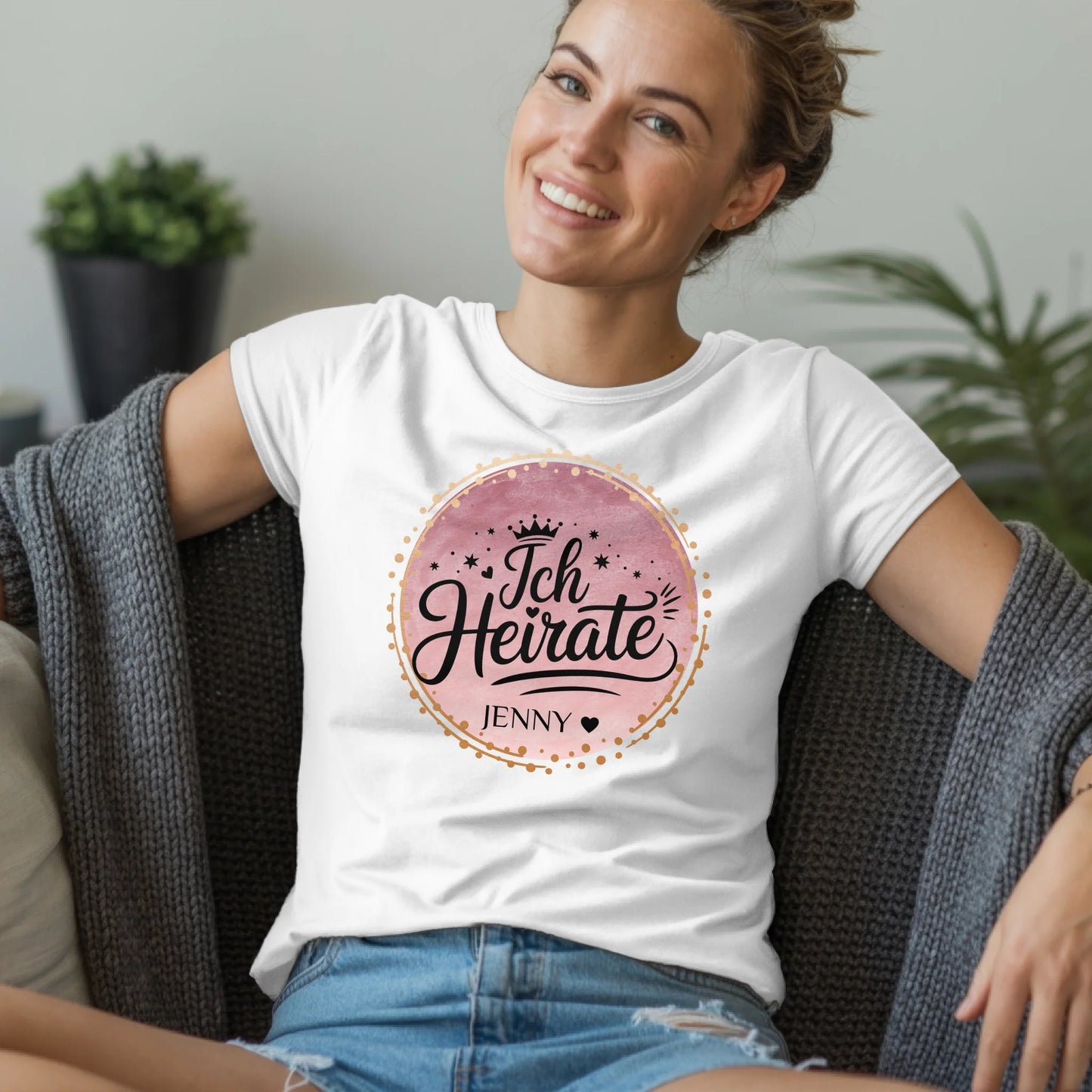 B.03.Damen-T-Shirt-Mockup-Basic-Wohnzimmer-Wolljacke---1