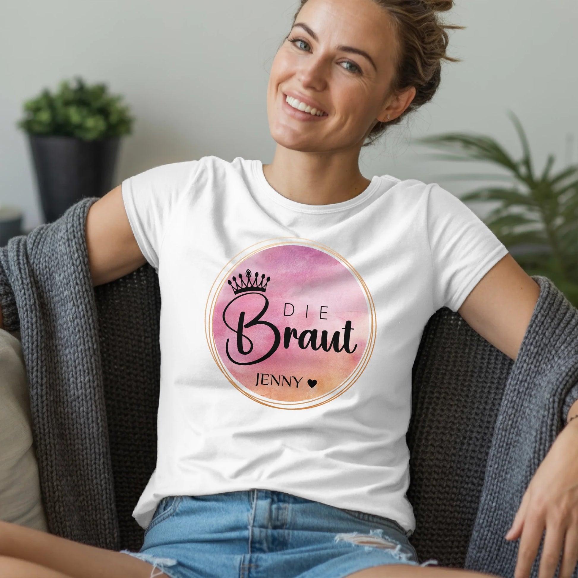 B.03.Damen-T-Shirt-Mockup-Basic-Wohnzimmer-Wolljacke---1