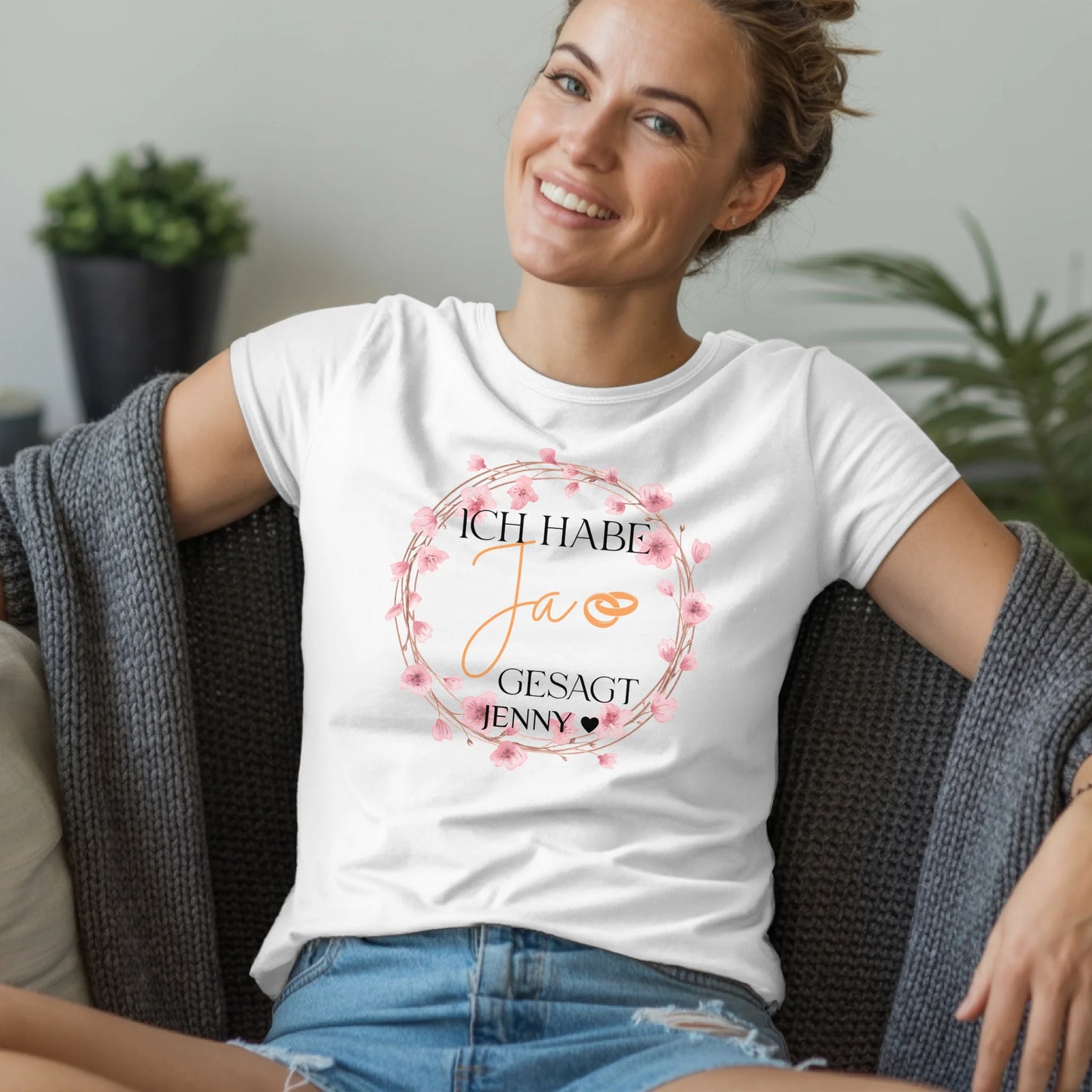 B.03.Damen-T-Shirt-Mockup-Basic-Wohnzimmer-Wolljacke---1