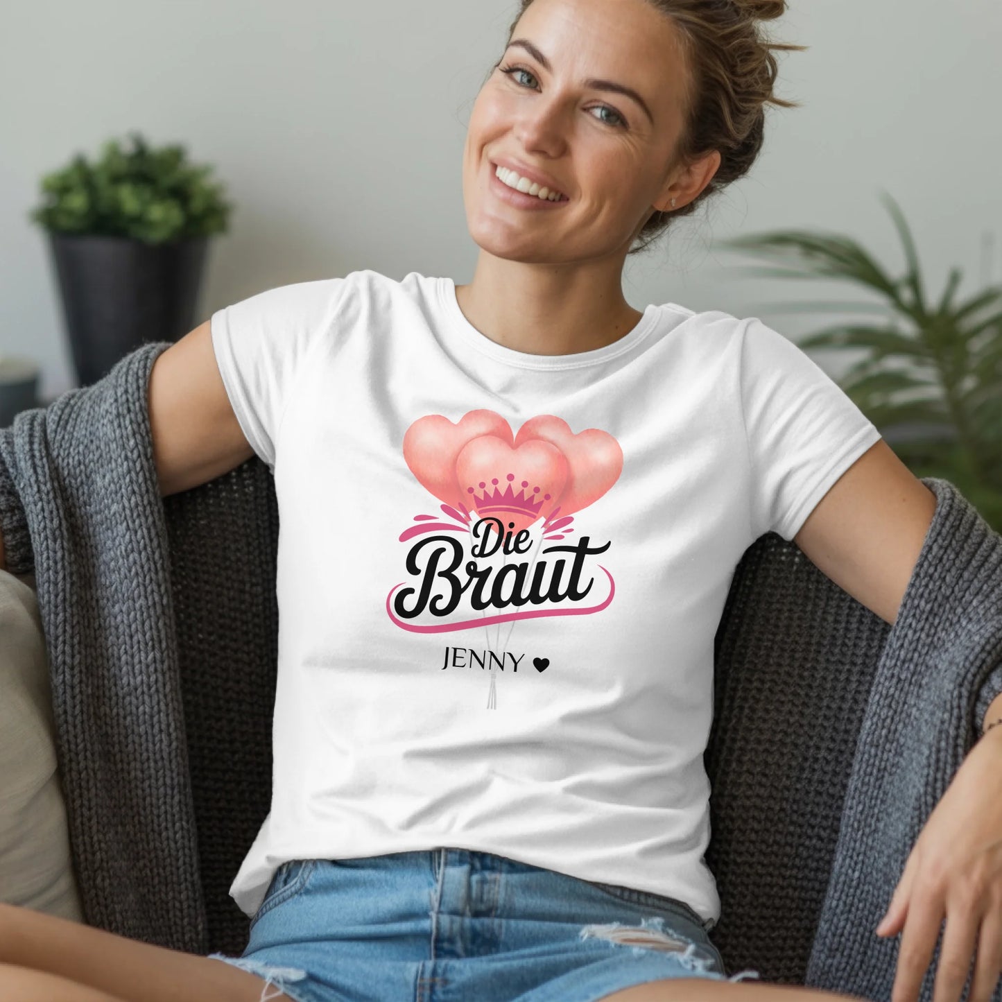 B.03.Damen-T-Shirt-Mockup-Basic-Wohnzimmer-Wolljacke---1