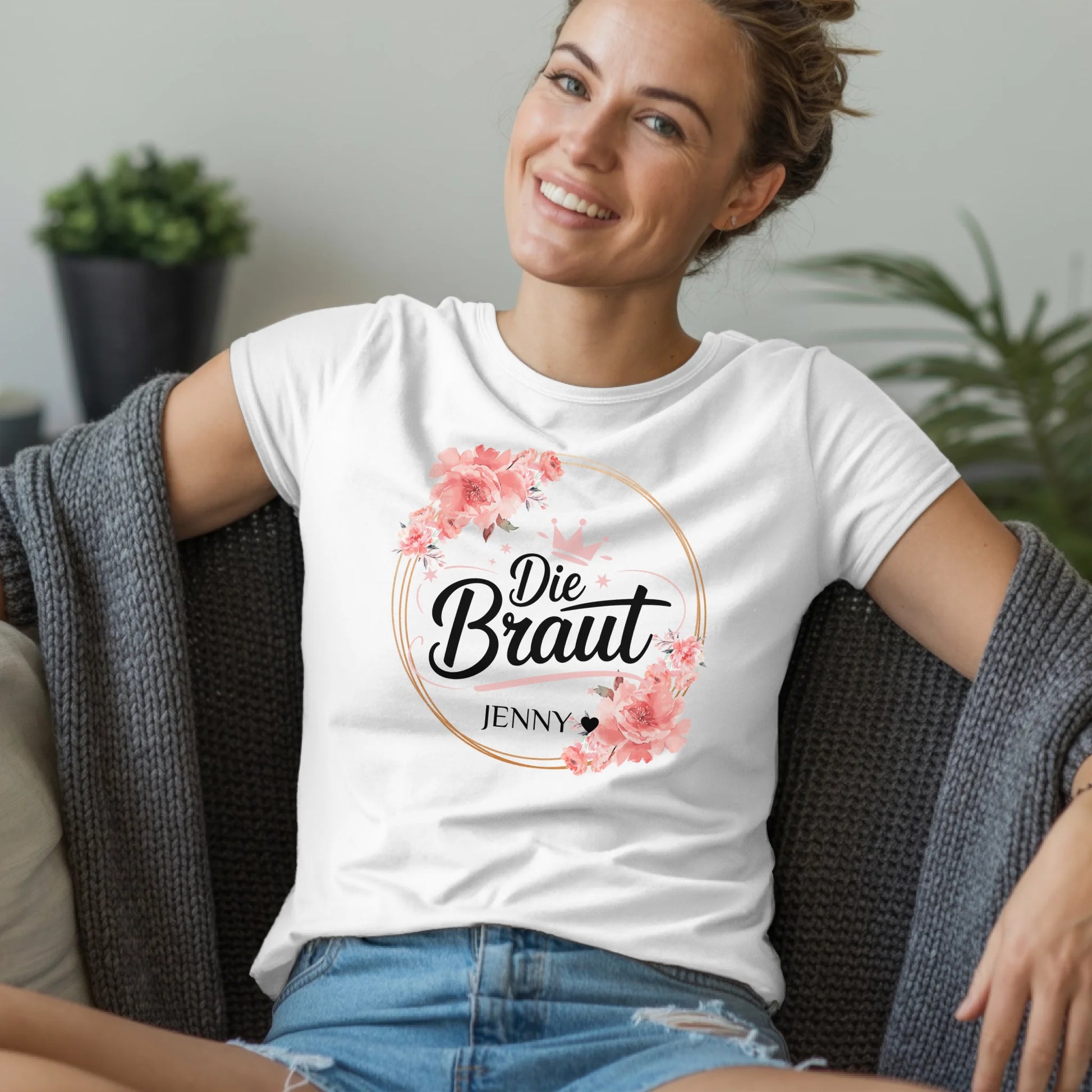 B.03.Damen-T-Shirt-Mockup-Basic-Wohnzimmer-Wolljacke---1