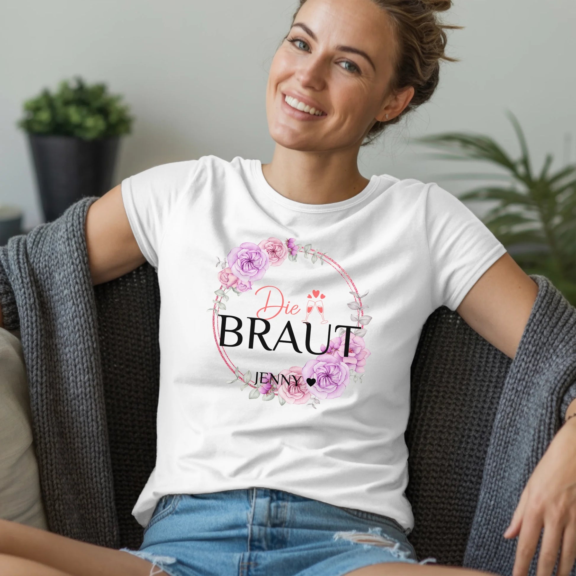 B.03.Damen-T-Shirt-Mockup-Basic-Wohnzimmer-Wolljacke---1