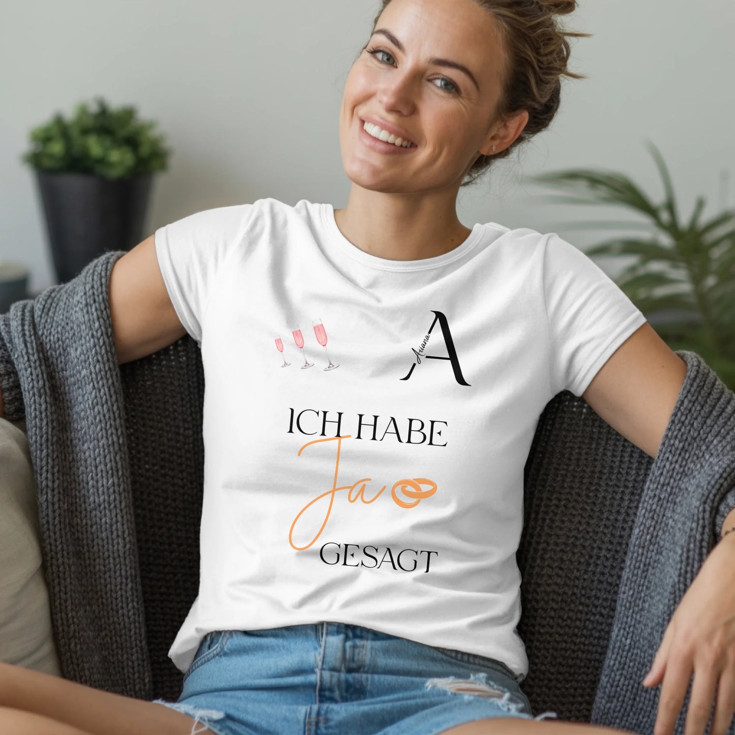 B.03.Damen-T-Shirt-Mockup-Basic-Wohnzimmer-Wolljacke---1