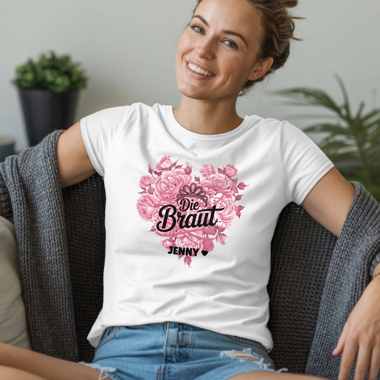 B.03.Damen-T-Shirt-Mockup-Basic-Wohnzimmer-Wolljacke---1