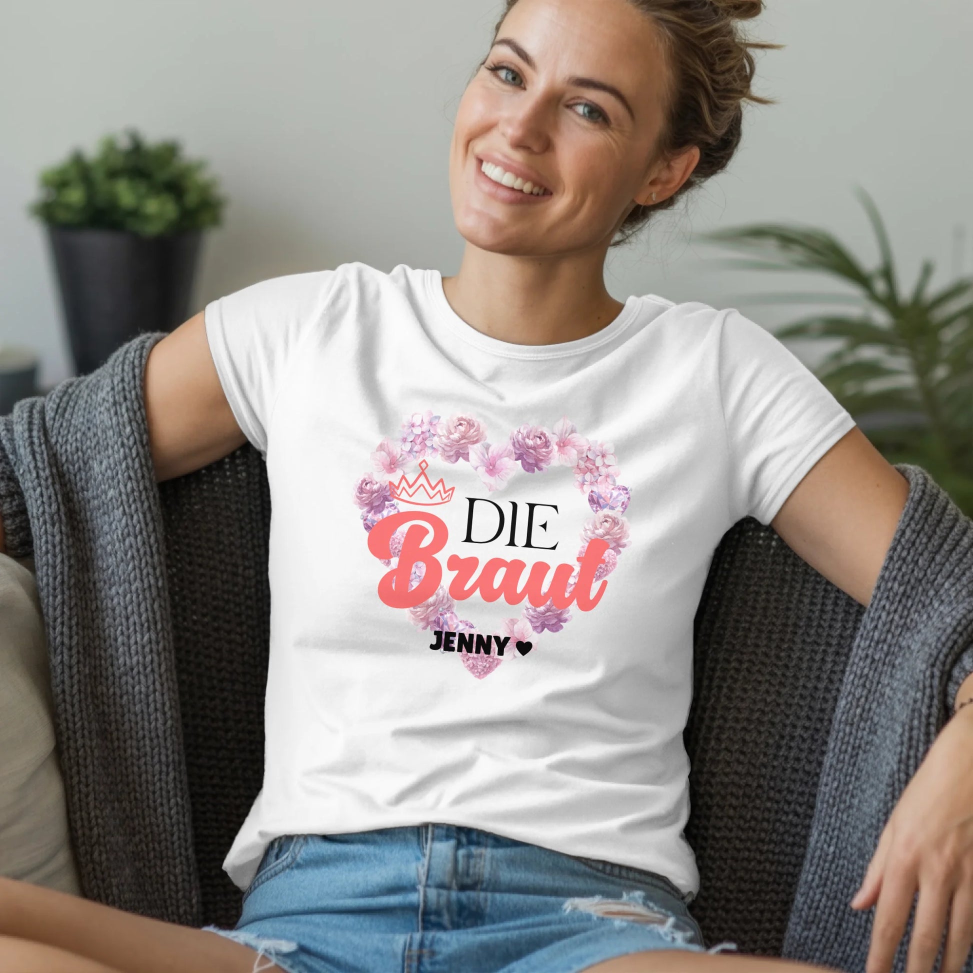 B.03.Damen-T-Shirt-Mockup-Basic-Wohnzimmer-Wolljacke---1