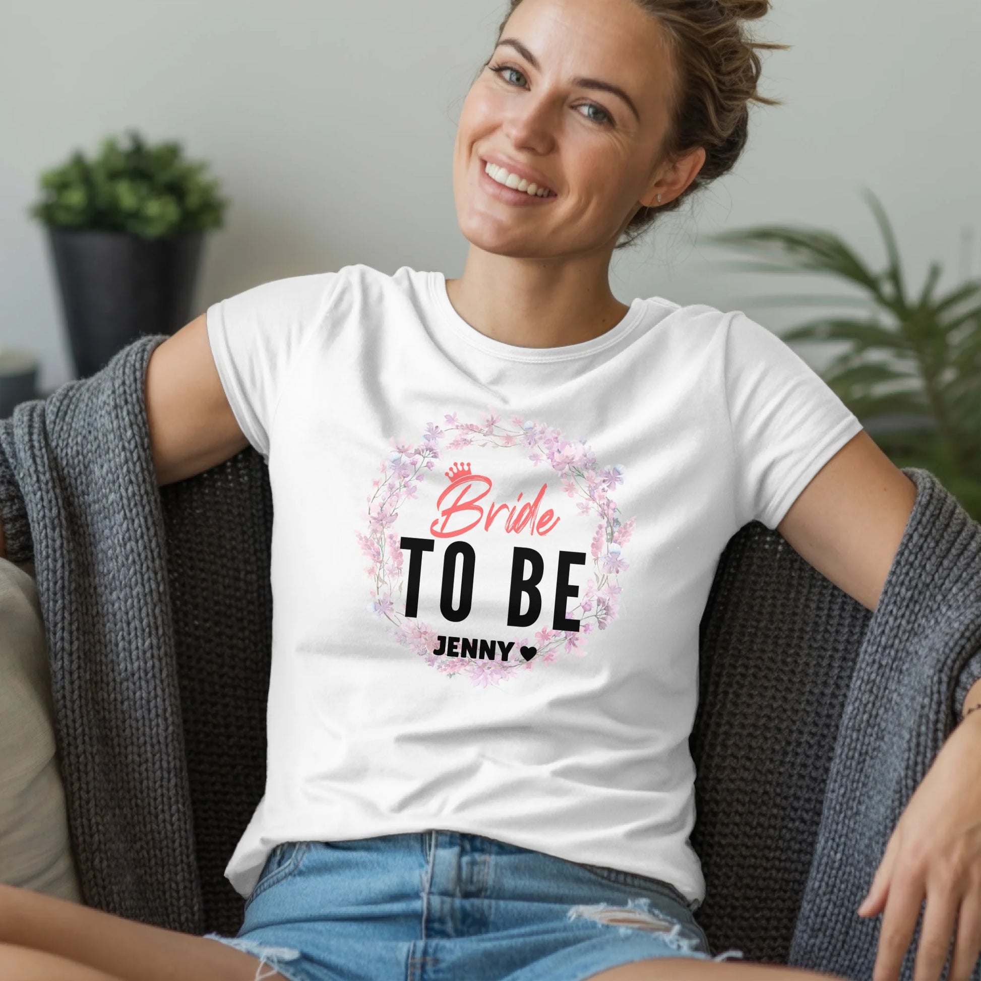 B.03.Damen-T-Shirt-Mockup-Basic-Wohnzimmer-Wolljacke---1