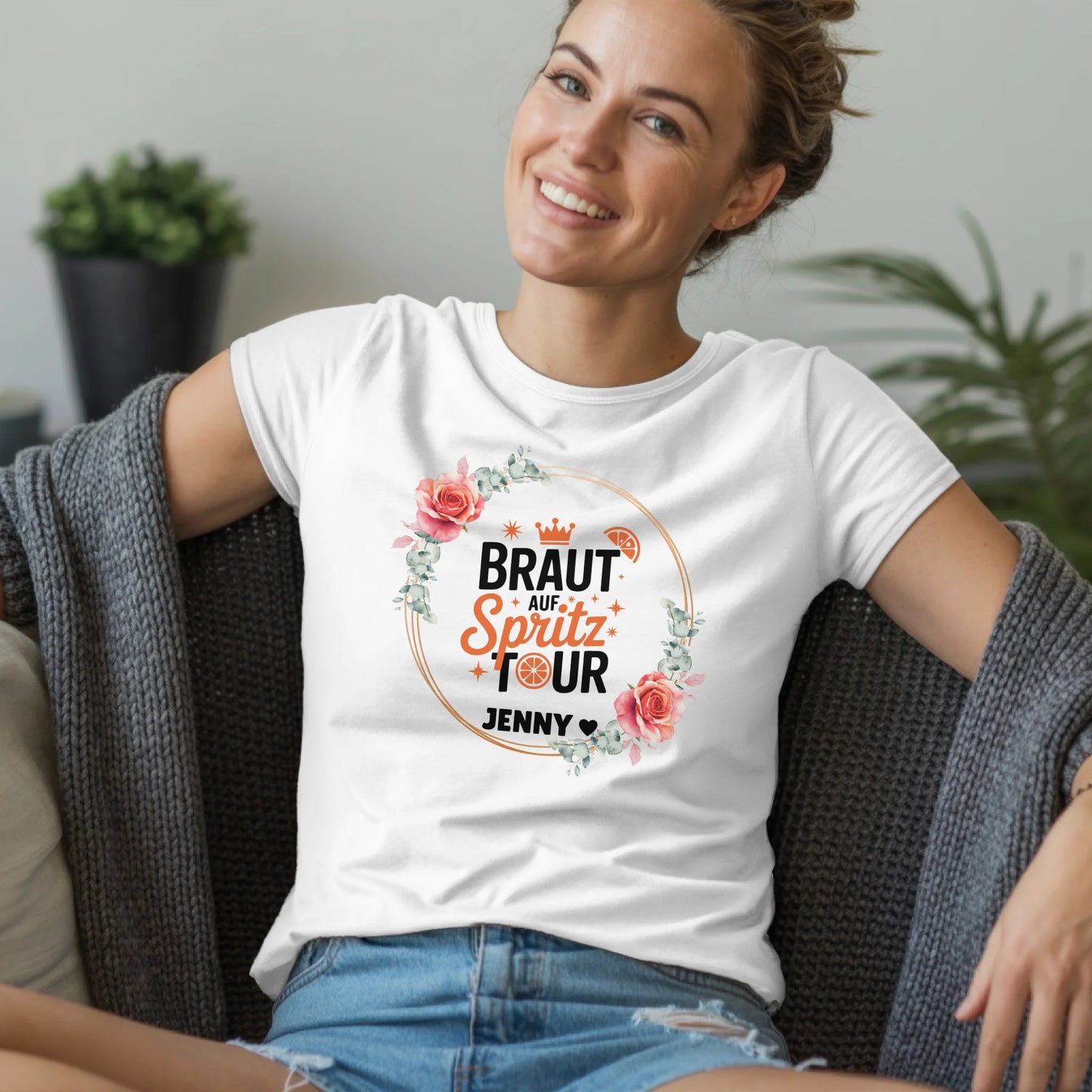 B.03.Damen-T-Shirt-Mockup-Basic-Wohnzimmer-Wolljacke---1