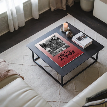 Oma Plakat mit 10 Fotos und Karte in der Mitte Liebe Oma wir lieben Dich Schwarz-Weiß Personalisiertes Geschenk
