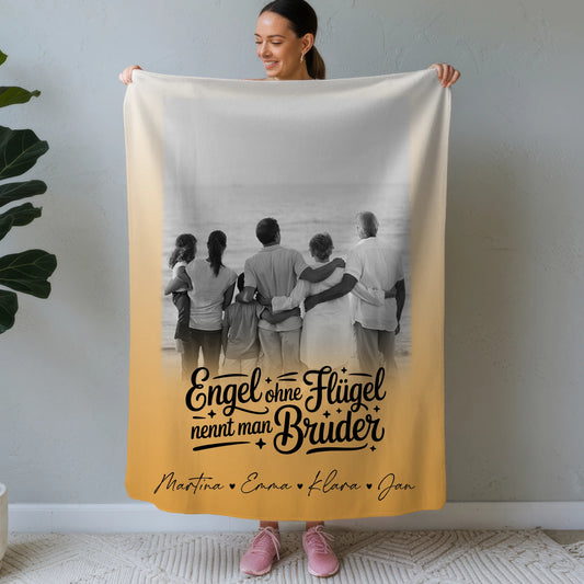 Personalisierte Decke Mit Namen 1 Foto Bruder ist ein Engel Schwarz-Weiß 1