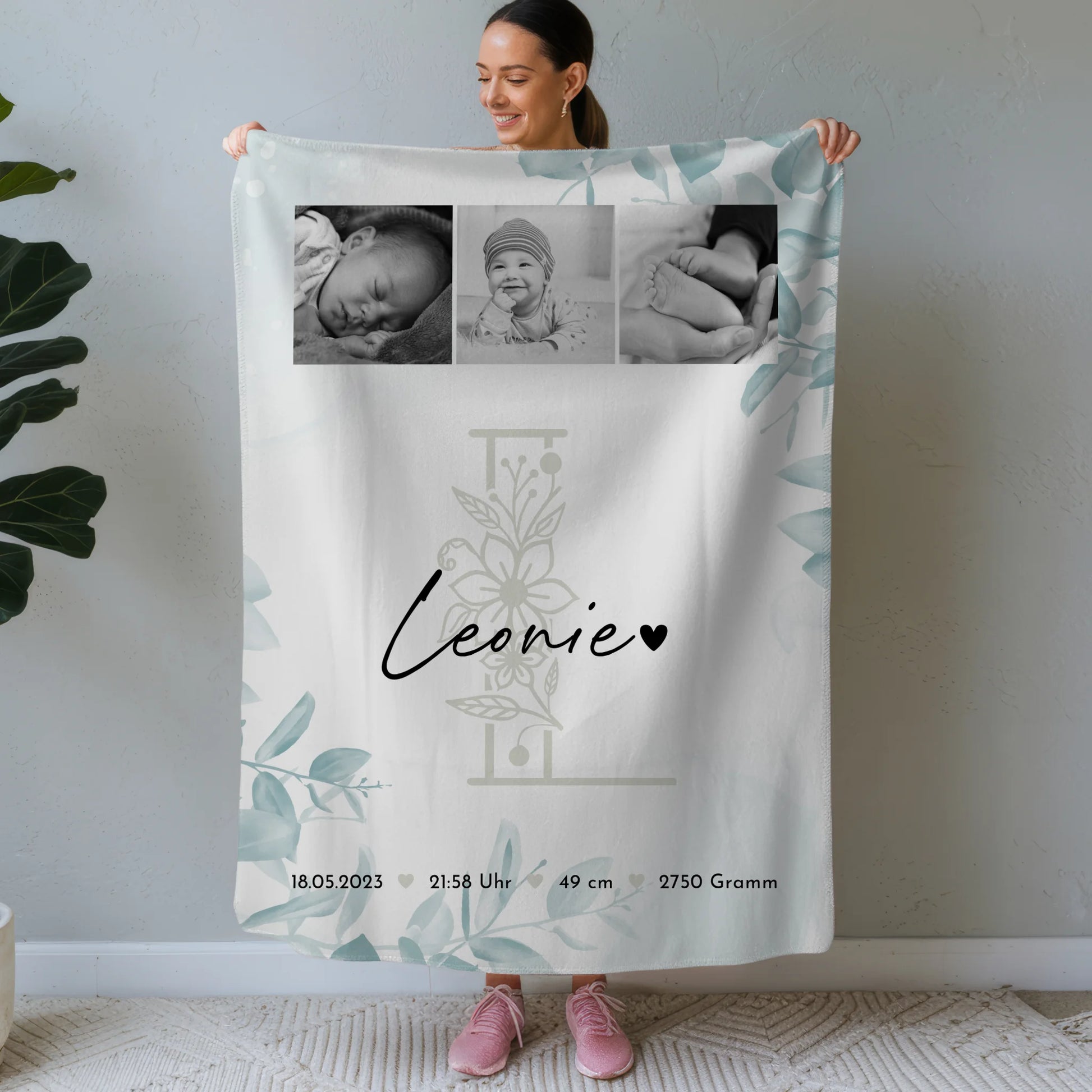 Babydecke zur Geburt mit Namen, Baby-Fotocollage und Geburtsdaten im Schwarz-Weiß-Design 1