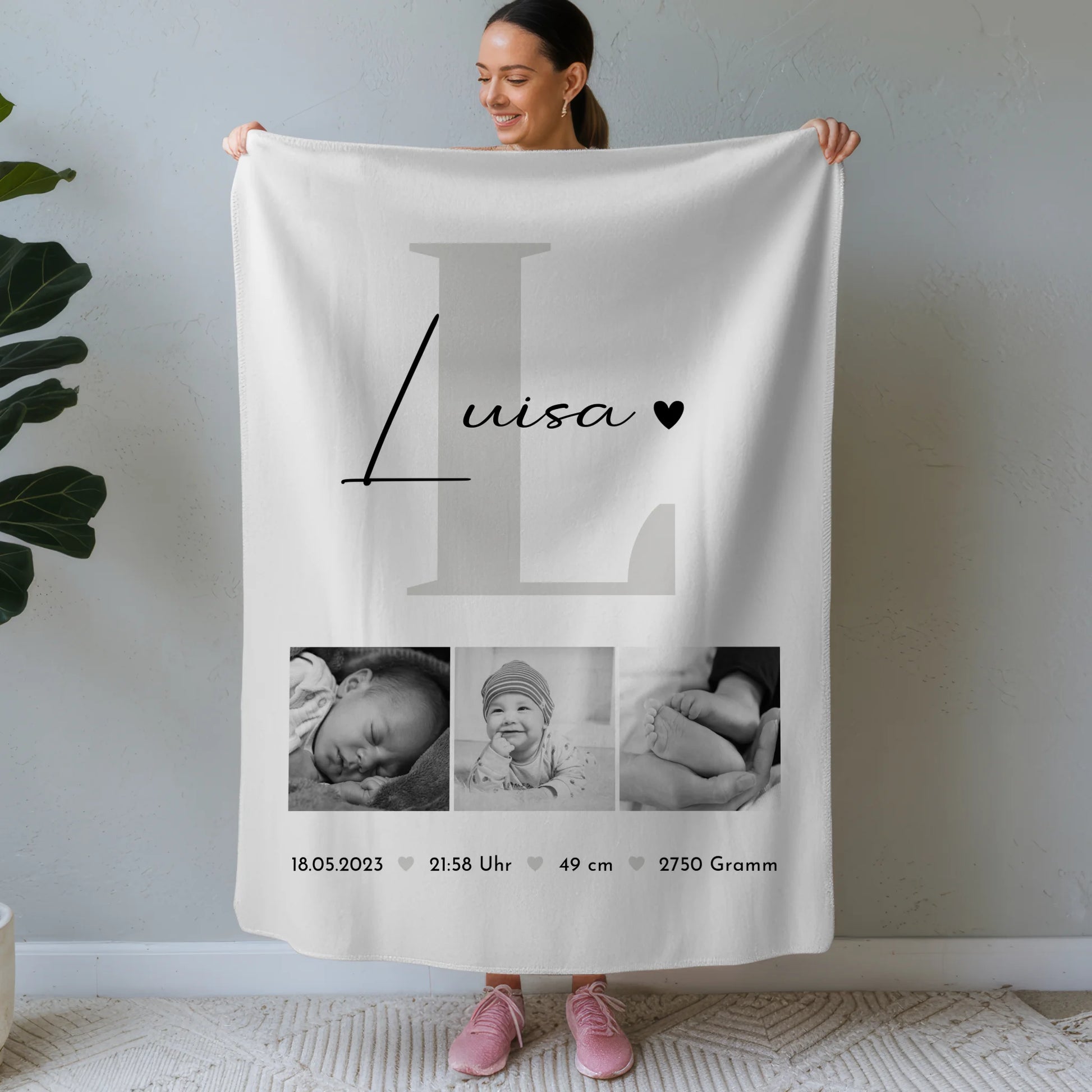 Personalisierte Babydecke zur Geburt - Fotocollage mit Namen und Geburtsdaten in Schwarz-Weiß 1