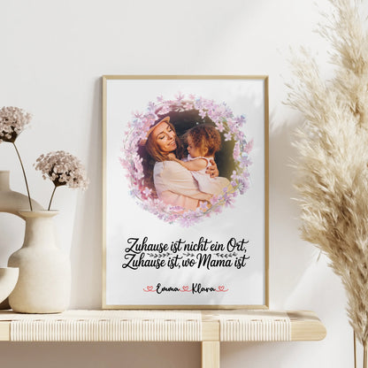 Mama Plakat Poster mit Foto, Namen, Hintergrundbild & Wunschtext - Zuhause ist wo Mama ist