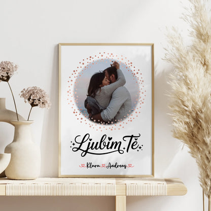 Pärchen Poster Personalisiert mit Foto, Namen & Ljubim te - Hintergrund & eigenem Spruch