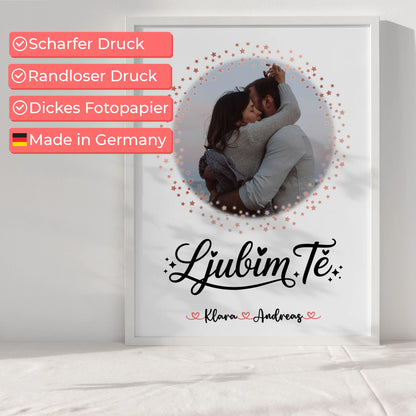 Pärchen Poster Personalisiert mit Foto, Namen & Ljubim te - Hintergrund & eigenem Spruch