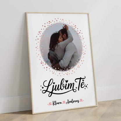 Pärchen Poster Personalisiert mit Foto, Namen & Ljubim te - Hintergrund & eigenem Spruch