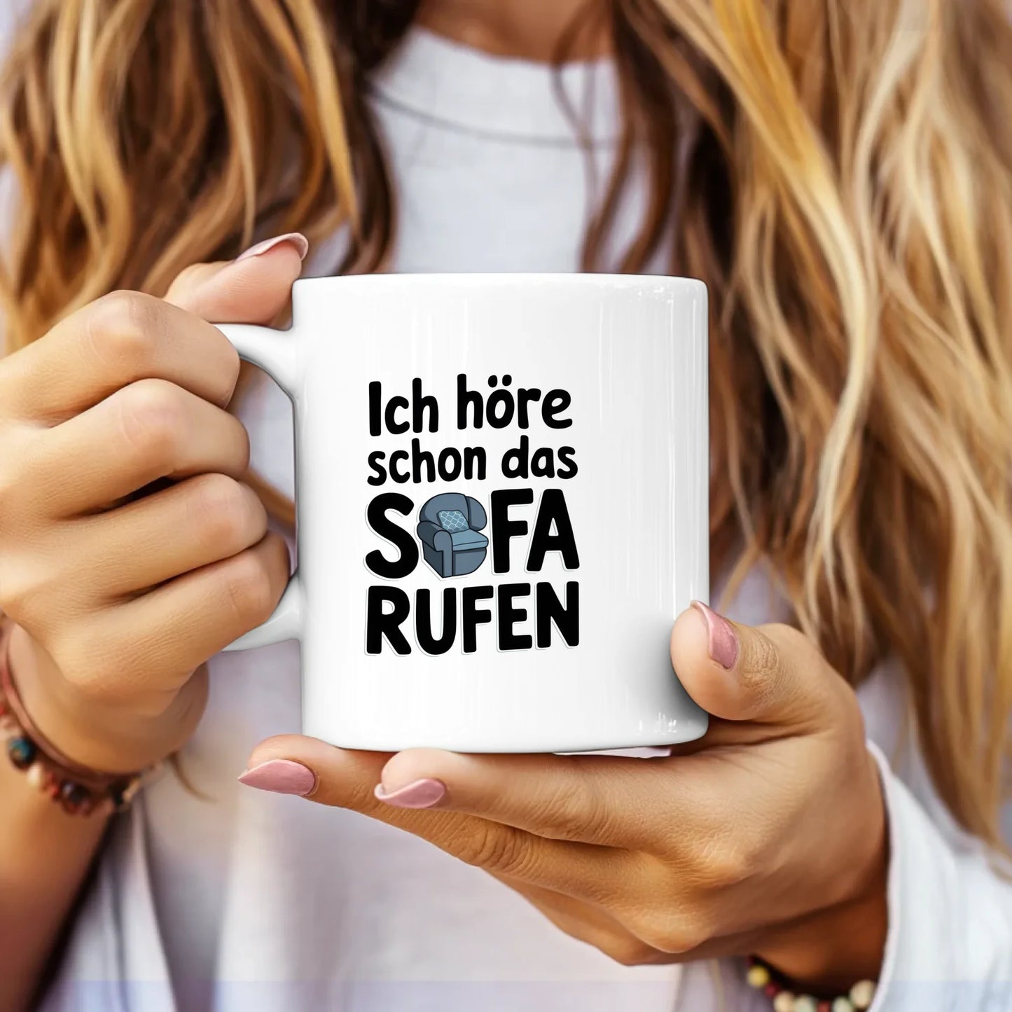 Lustige Tasse mit Spruch Ich höre das Sofa rufen