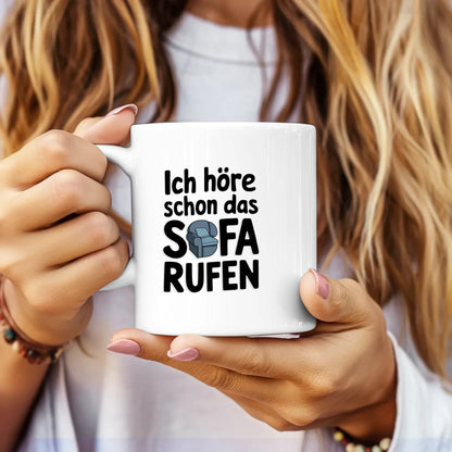 Lustige Tasse mit Spruch Ich höre das Sofa rufen