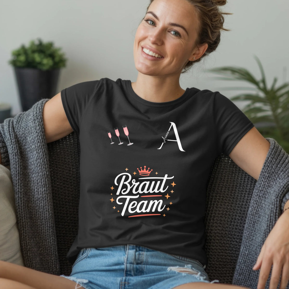 B.03.Damen-T-Shirt-Mockup-Basic-Wohnzimmer-Wolljacke---1